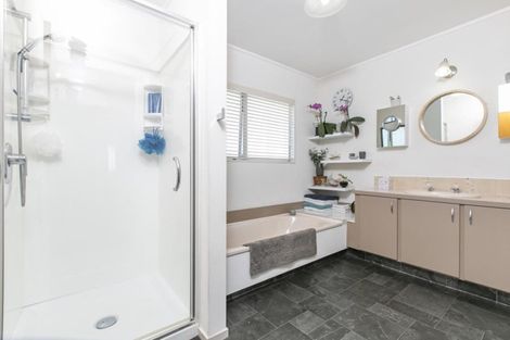 Photo of property in 1/104 Manhattan Heights, Glendene, Auckland, 0602