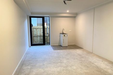 Photo of property in 4/5 Peachgrove Road, Te Atatu Peninsula, Auckland, 0610