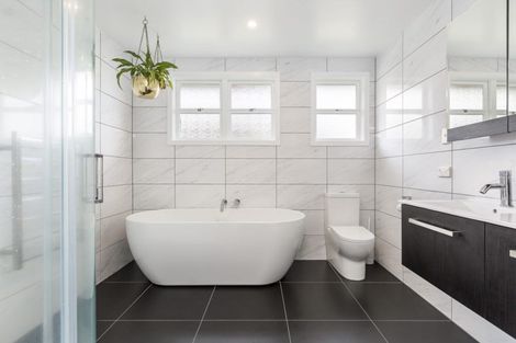 Photo of property in 32 Links Road, New Lynn, Auckland, 0600