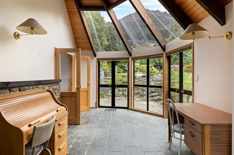 Photo of property in 6 Thorn Crescent, Fernhill, Queenstown, 9300