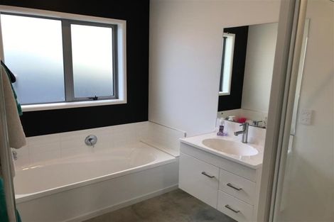 Photo of property in 14 Passchendaele Grove, Trentham, Upper Hutt, 5018