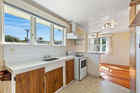 Photo of property in 30 Sylvan Crescent, Te Atatu South, Auckland, 0610
