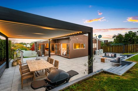 Photo of property in 30 Meadowvale Avenue, Forrest Hill, Auckland, 0620