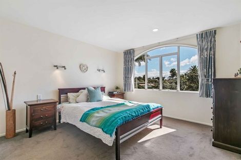 Photo of property in 18 Tyrico Close, Unsworth Heights, Auckland, 0632