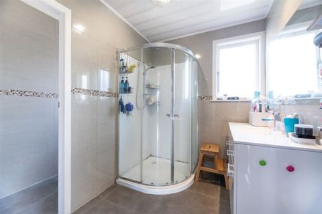 Photo of property in 6 Fairlea Road, Te Atatu South, Auckland, 0610