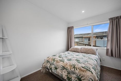 Photo of property in 2/131 Lynn Road, Bayview, Auckland, 0629