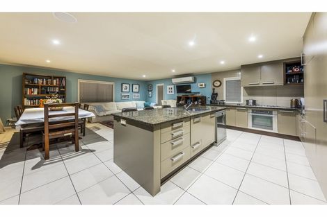 Photo of property in 25 Bridgefield Crescent, Flat Bush, Auckland, 2016