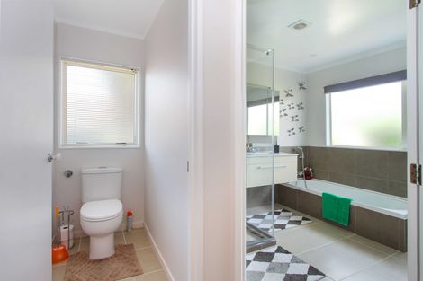 Photo of property in 1/272 Glamorgan Drive, Northcross, Auckland, 0630