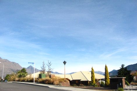 Photo of property in 9 Balmoral Drive, Kelvin Heights, Queenstown, 9300
