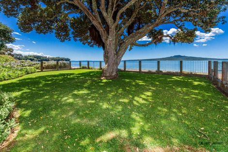 Photo of property in 30 Oxford Terrace, Coromandel, 3506