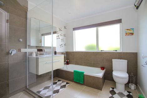 Photo of property in 1/272 Glamorgan Drive, Northcross, Auckland, 0630