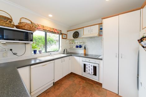 Photo of property in 24 Greenwood Place, Fitzherbert, Palmerston North, 4410