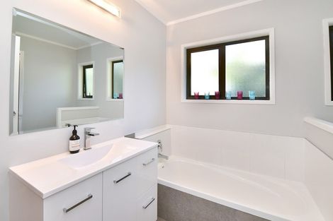 Photo of property in 30b Elliston Crescent, Stanmore Bay, Whangaparaoa, 0932