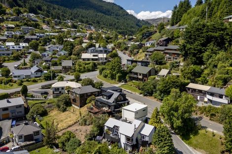 Photo of property in 6 Mackinnon Terrace, Sunshine Bay, Queenstown, 9300