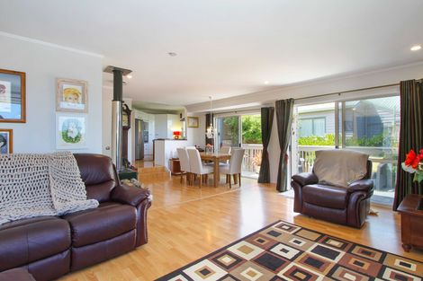 Photo of property in 1/272 Glamorgan Drive, Northcross, Auckland, 0630