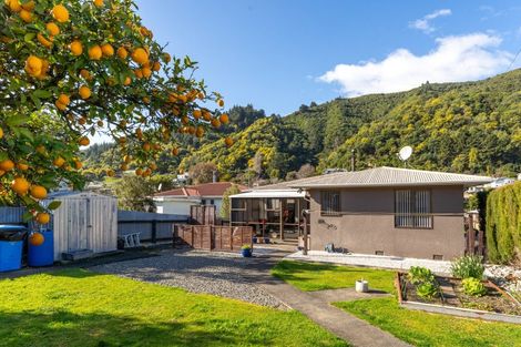 Photo of property in 111 Waikawa Road, Picton, 7220