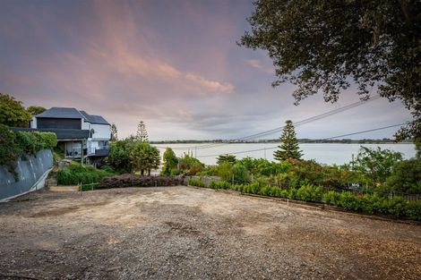 Photo of property in 2/4 The Brae, Mount Pleasant, Christchurch, 8081