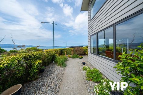 Photo of property in 14 Cromwell Point, Newlands, Wellington, 6037