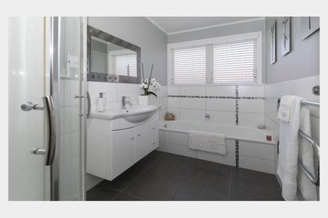 Photo of property in 39 Megan Avenue, Pakuranga Heights, Auckland, 2010