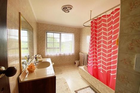 Photo of property in 15 Whaka Street, Maungaturoto, 0520