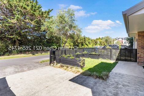 Photo of property in 27 Verdale Circle, Glen Eden, Auckland, 0602