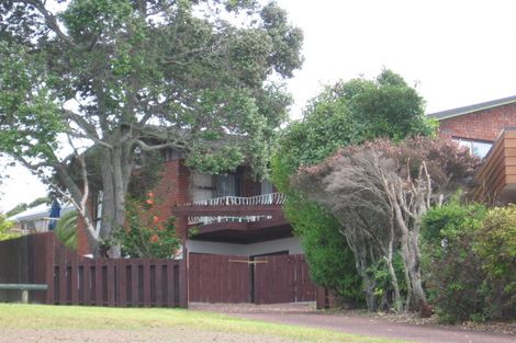 Photo of property in 2/20 Lyons Avenue, Murrays Bay, Auckland, 0630