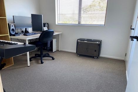 Photo of property in 2a Rixon Place, Te Atatu Peninsula, Auckland, 0610