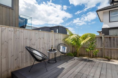 Photo of property in 43 Knights Road, Rothesay Bay, Auckland, 0630