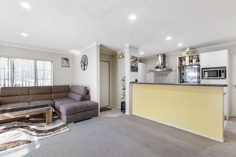 Photo of property in 17 Ashmere Lane, Weymouth, Auckland, 2103