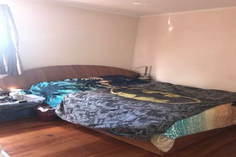 Photo of property in 2 Springside Place, New Lynn, Auckland, 0600
