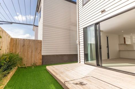 Photo of property in 2/535 Swanson Road, Ranui, Auckland, 0612