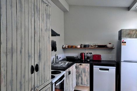 Photo of property in 17 Poplar Grove, Thorndon, Wellington, 6011