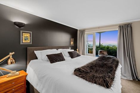 Photo of property in 37 Quinns Road, Waiatarua, Auckland, 0612