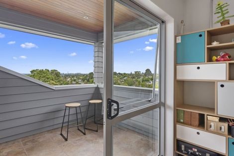 Photo of property in 2/23 Sunset Road, Totara Vale, Auckland, 0632