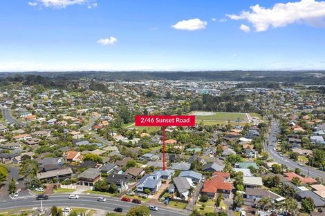 Photo of property in 2/46 Sunset Road, Unsworth Heights, Auckland, 0632