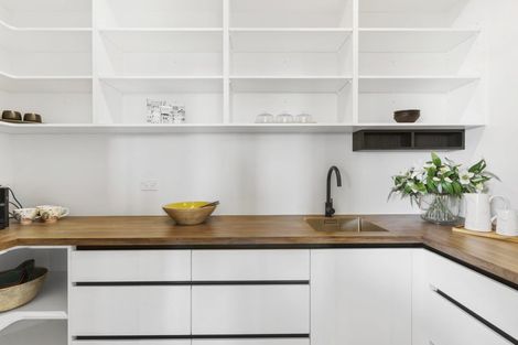 Photo of property in 5 Codlin Road, Waiuku, 2683