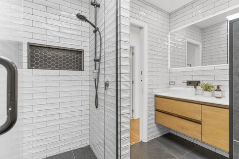 Photo of property in 2/104 Sylvan Avenue, Northcote, Auckland, 0627