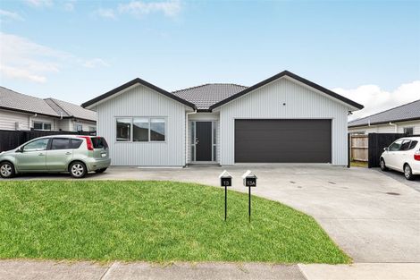 Photo of property in 13 Walter Ruddock Avenue, Kumeu, 0810