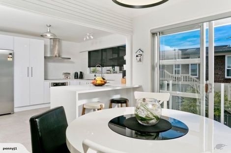 Photo of property in 2/33 Hyde Road, Rothesay Bay, Auckland, 0630