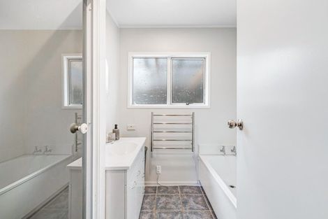 Photo of property in 8 Teviot Place, Totara Vale, Auckland, 0629