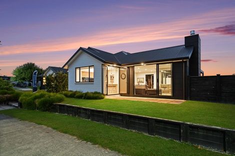 Photo of property in 2 Helen June Avenue, Flagstaff, Hamilton, 3210