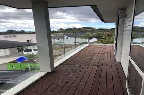 Photo of property in 14 Hilton Close, Fairview Heights, Auckland, 0632