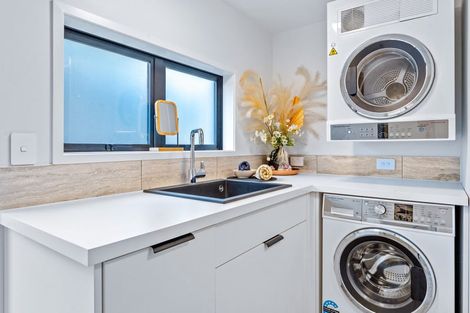 Photo of property in 1/33 Hyde Road, Rothesay Bay, Auckland, 0630