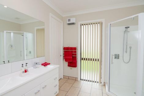 Photo of property in 6 Eagle Place, Martinborough, 5711