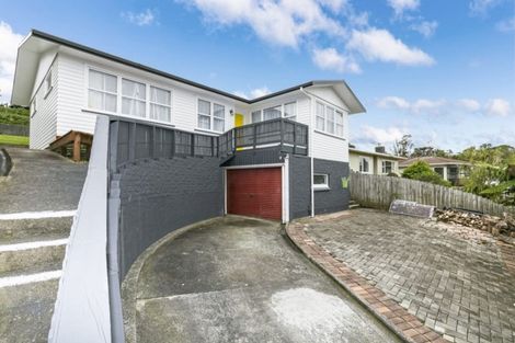 Photo of property in 8 Bellringer Crescent, Newlands, Wellington, 6037