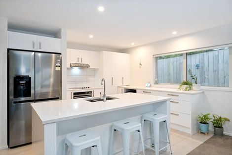 Photo of property in 17 Rauta Way, Helensville, 0800