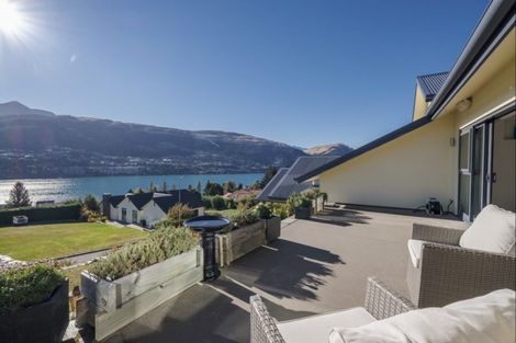 Photo of property in 5 Milward Place, Kelvin Heights, Queenstown, 9300
