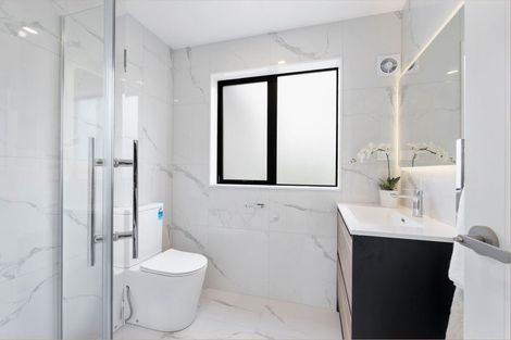 Photo of property in 16 Exmouth Road, Northcote, Auckland, 0627