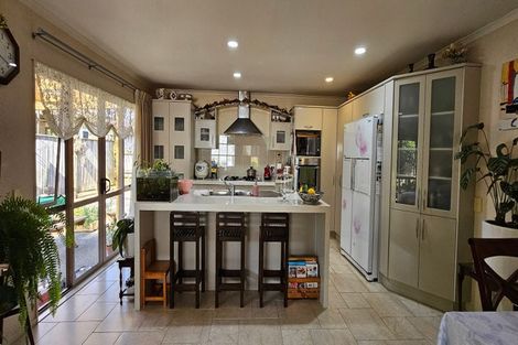 Photo of property in 4 Oswald Close, Flat Bush, Auckland, 2016