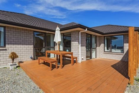 Photo of property in 82 Queen Charlotte Drive, Aotea, Porirua, 5024